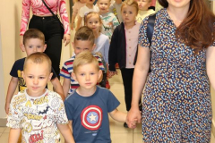 Zwiedzanie budynku Wydziału Pedagogiki i Psychologii (mgr Anna Filipek wraz z dziećmi i studentami)