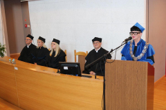 2307-F019-Dziekan Wydziału Pedagogiki i Psychologii dr hab. Mariola Wojciechowska, prof. UJK składa absolwentom gratulacje z dotychczasowych osiągnięć i życzenia powodzenia w realizacji kolejnych celów zawodowych i osobistych