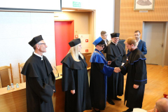 Wręczanie dyplomu ukończenia studiów