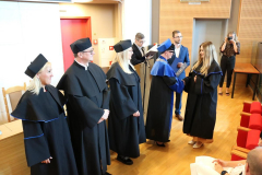 Wręczanie dyplomu ukończenia studiów