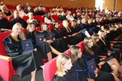 Absolwenci na Auli im. ks. Stanisława Konarskiego
