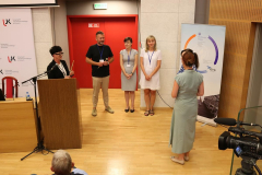 przekazanie insygniów LSMPiP przez Dziekan Wydziału Pedagogiki i Psychologii UJK dr hab. Mariolę Wojciechowską, prof. UJK