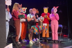 Studentki na scenie teatru