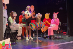 Studentki na scenie teatru