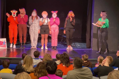 Studentki na scenie teatru