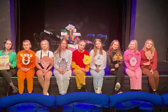 Studentki na scenie teatru