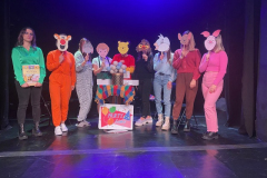 Studentki na scenie teatru