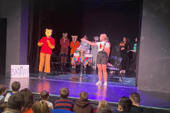 Studentki na scenie teatru
