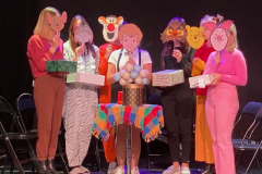 Studentki na scenie teatru