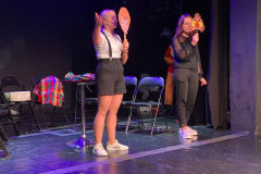 Studentki na scenie teatru
