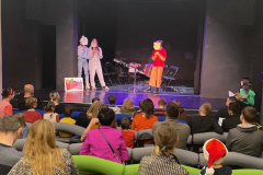 Studentki na scenie teatru