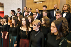 Chór Katedry Muzyki UJK pod batutą dr hab. prof. UJK Ewy Robak rozpoczyna uroczystość wydziałowej inauguracji roku akademickiego 2023/2024.
