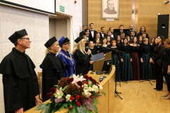 Prodziekan ds. kształcenia dr Beata Bugajska-Jaszczołt przyjmuje ślubowanie studentów I roku.