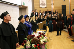 Chór UJK śpiewa Gaude Mater pod batutą dr hab. Ewy Robak, prof. UJK