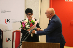 Dziekan Wydziału Pedagogiki i Psychologii UJK w Kielcach, dr hab. Mariola Wojciechowska, prof. UJK i dr Jarosław Chmielewski z Urzędu ds. Cudzoziemców i  Biura Rzecznika Praw Pacjenta