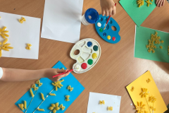 Wykonywanie prac plastycznych przez dzieci 