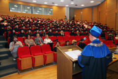 018 przemawia Dziekan WPP prof. Mariola Wojciechowska w tle absolwenci i goście