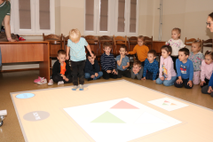 Studentki pedagogiki przedszkolnej i wczesnoszkolnej podczas zajęć z dziećmi z PS 21 w Kielcach 