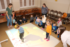 Studentki pedagogiki przedszkolnej i wczesnoszkolnej podczas zajęć z dziećmi z PS 21 w Kielcach 