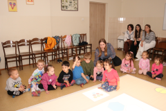 Studentki pedagogiki przedszkolnej i wczesnoszkolnej podczas zajęć z dziećmi z PS 21 w Kielcach 