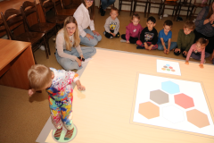Studentki pedagogiki przedszkolnej i wczesnoszkolnej podczas zajęć z dziećmi z PS 21 w Kielcach 