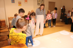 Studentki pedagogiki przedszkolnej i wczesnoszkolnej podczas zajęć z dziećmi z PS 21 w Kielcach 