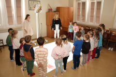 Studentki pedagogiki przedszkolnej i wczesnoszkolnej podczas zajęć z dziećmi z PS 21 w Kielcach 