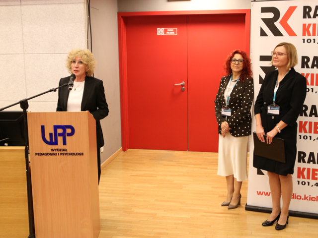 JM Rektor UJK prof. Beata Wojciechowska z przewodniczącymi komitetu organizacyjnego konferencji dr hab. Agnieszka Szplit prof. UJK i dr hab. Zuzanna Zbróg, prof. UJK