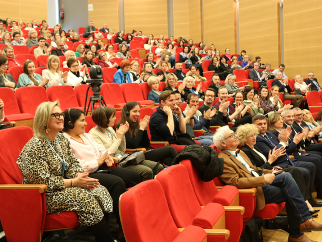 Powitanie zespołu projektowego Erasmus+ Digital Teacher Academy (2. rząd), którego prace koordynuje prof. Thomas Prola (w środku); na pierwszym planie realizatorka projektu z UJK dr Anna Szczepanek-Guz