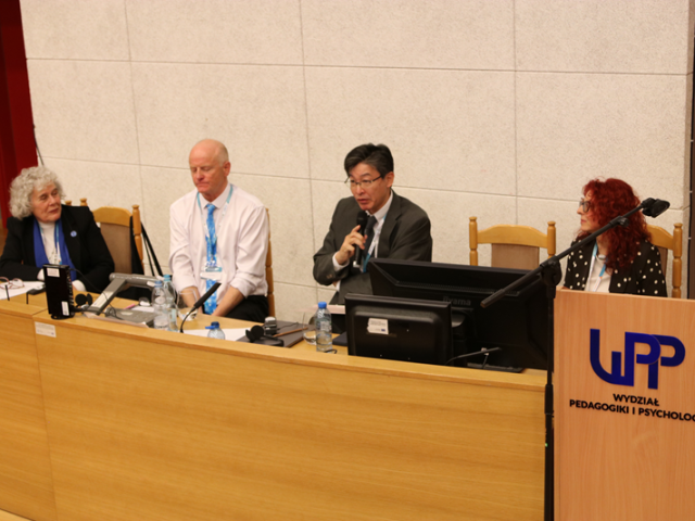 Dr hab. Agnieszka Szplit, prof. UJK przewodniczy sesji plenarnej 1: (od prawej) Prof. Makito Yurita, Prof. Pete Boyd, prof. Mercedes Mayol Lassall
