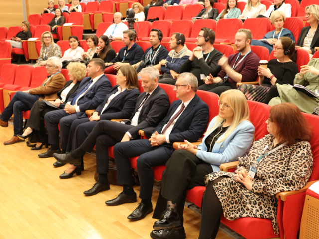 W pierwszym rzędzie od lewej: prof. Bogusław Śliwerski (honorowy przewodniczący KNP PAN), Prof. Beata Wojciechowska (JM Rektor UJK), Michał Skotnicki (wicewojewoda świętokrzyski), Grażyna Dekiel (świętokrzyski wicekurator oświaty), prof. Tomasz Huk (śląski wicekurator oświaty), prof. Sławomir Koziej (dziekan WPP UJK), dr Beata Bugajska-Jaszczołt (prodziekan ds. kształcenia WPP UJK), prof. Ilona Żeber-Dzikowska (dyrektor Instytutu Pedagogiki UJK)
