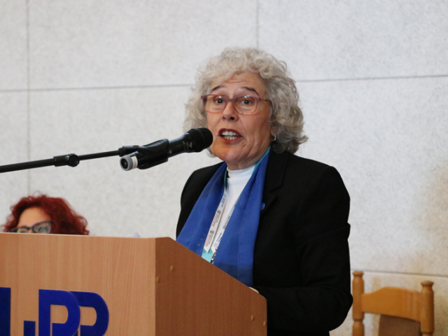 Prof. Mercedes Mayol Lassall odpowiada na pytania zadane przez uczestników konferencji podczas dyskusji