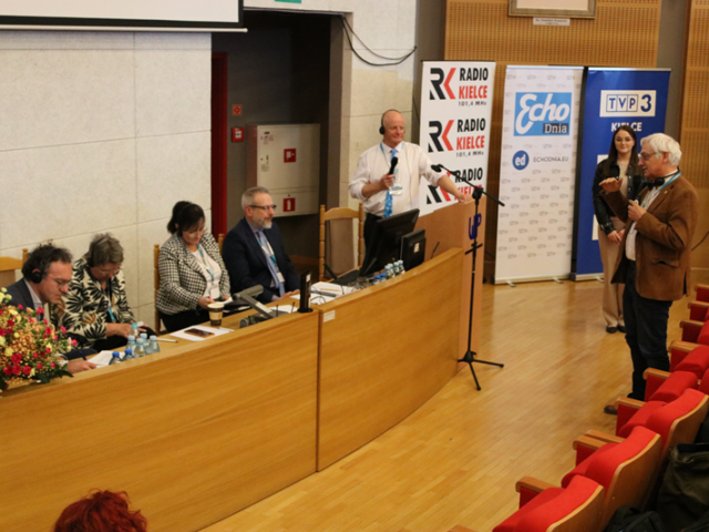 Od strony prawej znajdują się: Profesor Pete Boyd, Profesor Piotr Kostyło, Profesor Alina Wróbel, Doktor Anja Swennen oraz Michiel Heinen. Profesor Bogusław Śliwerski zadaje pytanie. W tle studentka UJK.