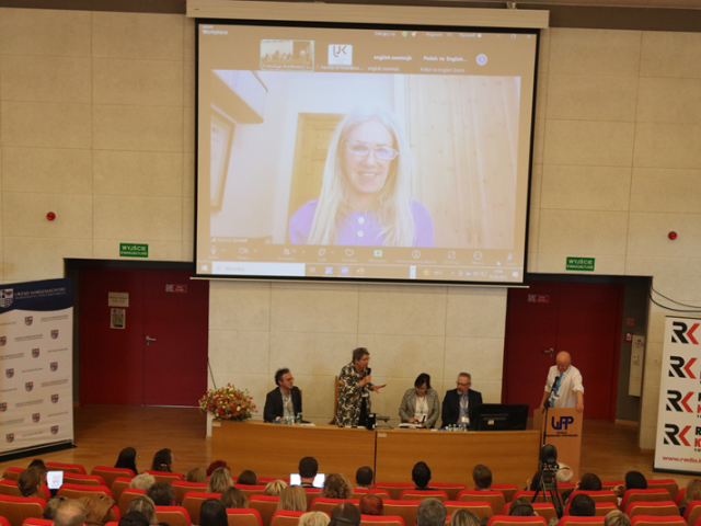 Od strony prawej znajdują się: Profesor Pete Boyd, Profesor Piotr Kostyło, Profesor Alina Wróbel, Doktor Anja Swennen oraz Michiel Heinen. Zdalnie w panelu dyskusyjnym uczestniczy Doktor Ciara O Donnell.