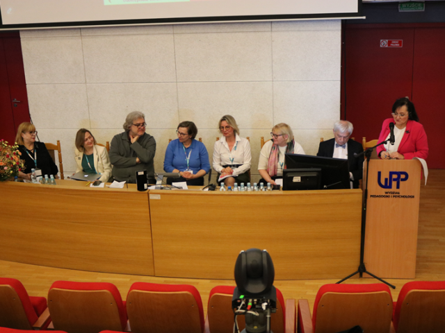 Od strony prawej znajdują się: Profesor Alina Wróbel, Profesor Bogusław Śliwerski, Profesor Erika Kopp, Proesor Renata Michalak, Profesor Hanna Kędzierska, Doktor Roman Shyyan, Profesor Olena Shyyan, Doktor Leah Shagrir.