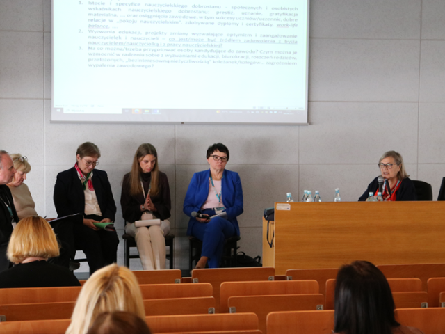 Od strony prawej znajdują się: Profesor Maria Czerepaniak-Walczak, Profesor Małgorzata Żytko, Profesor Anna Perkowska-Klejman, Profesor Jolanta Andrzejewska, Profesor Bogusława Dorota Gołębniak,  Profesor Sławomir Chrost. Głos zabiera prowadząca panel dyskusyjny Profesor Maria Czerepaniak-Walczak.