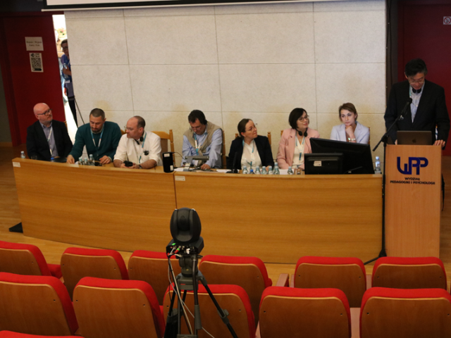 Od prawej strony znajduje się prowadzący panel dyskusyjny Profesor Makito Yurita, Profesor Barbara Bilewicz, Profesor Katarzyna Borawska-Kalbarczyk, Profesor Bożena Tołwińska, Profesor Daide Parmigiani, Doktor Jeremy Delamarter, Profesor Onur Ergunay oraz Doktor T.J. Ó Ceallaigh. 