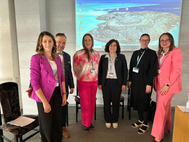 Od prawej strony znajduje się Doktor Dorota Prysak, Profesor Manuela Heinz, Profesor Lea Ferrari, Profesor Ieva Bilbokaitė-Skiauterienė, Profesor Jacek Gralewski, Profesor Aleksandra Tłuściak-Deliowska.