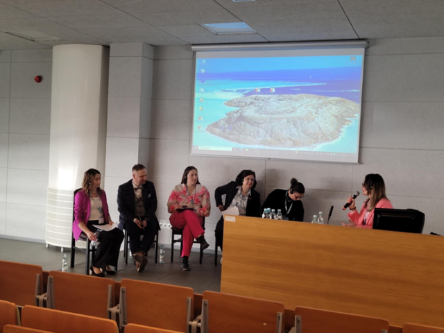 Od prawej strony Doktor Dorota Prysak, Profesor Manuela Heinz, Profesor Lea Ferrari, Profesor Ieva Bilbokaitė-Skiauterienė, Profesor Jacek Gralewski, Profesor Aleksandra Tłuściak-Deliowska.