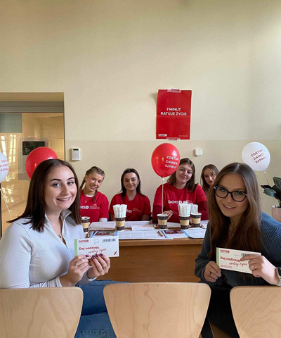 Wolontariusze fundacji DKMS oraz studenci wydziału Pedagogiki i Psychologii