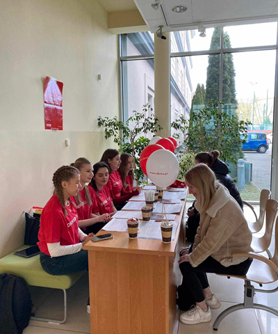 Wolontariusze fundacji DKMS oraz studenci wydziału Pedagogiki i Psychologii