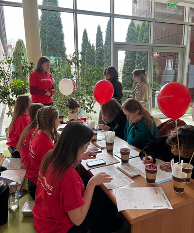 Wolontariusze fundacji DKMS oraz studenci wydziału Pedagogiki i Psychologii