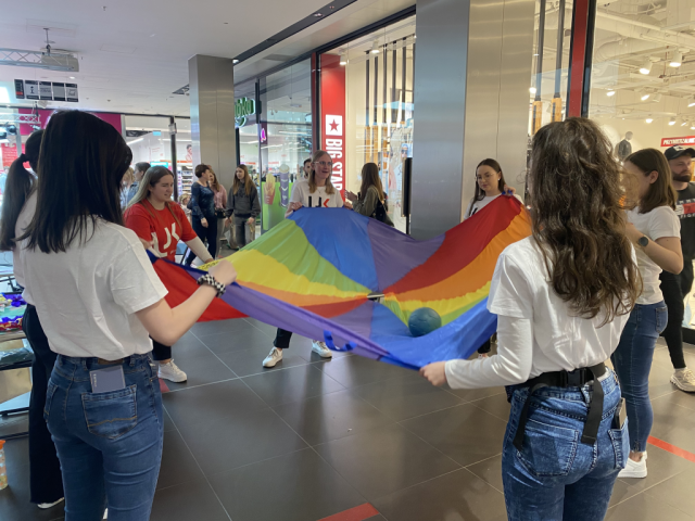 studentki-pedagogiki-przedszkolnej-i-wczesnoszkolnej-wykonujace-cwiczenie-z-chusta-animacyjna-
