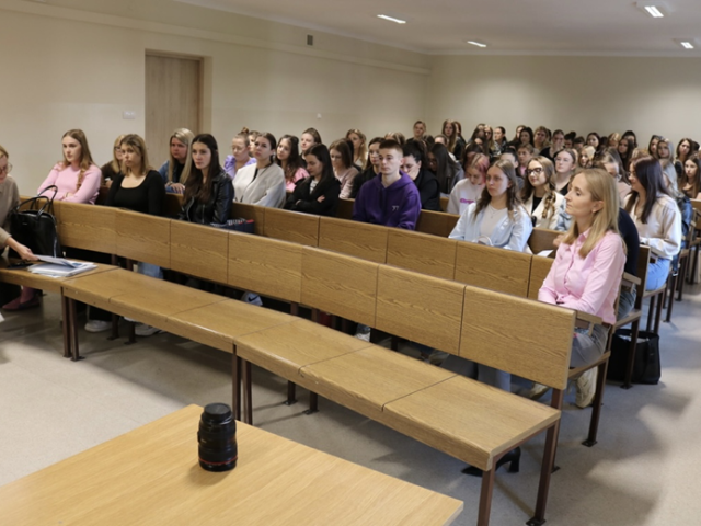 Prof. Zuzanna Zbróg, dr Paulina Tamborska, studentki i studenci podczas spotkania