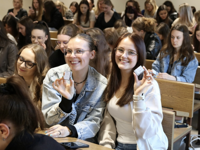 Studentki z wykonaną okładką
