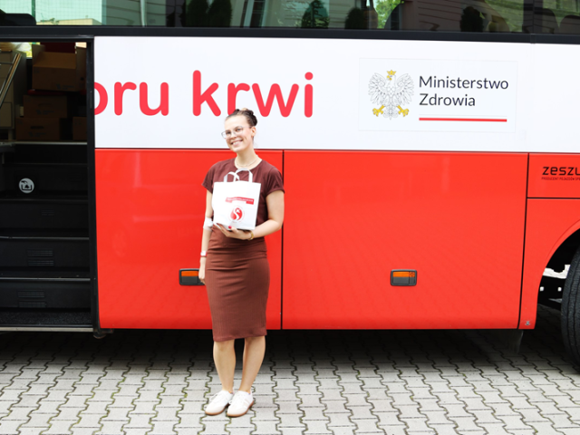 Studentka po akcji oddana krwi 