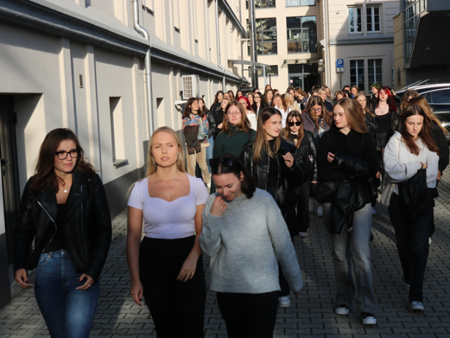 Studenci pierwszego roku oprowadzani po wydziale 