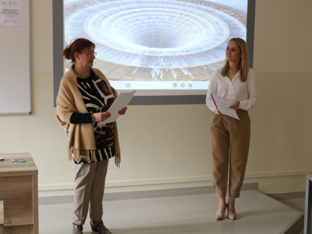 Rozpoczęcie warsztatów, przemawia (od lewej) dr hab. Ilona Żeber- Dzikowska prof. UJK i dr Paulina Tamborska.