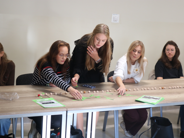 Studentki UJK z pomocami montessoriańskimi