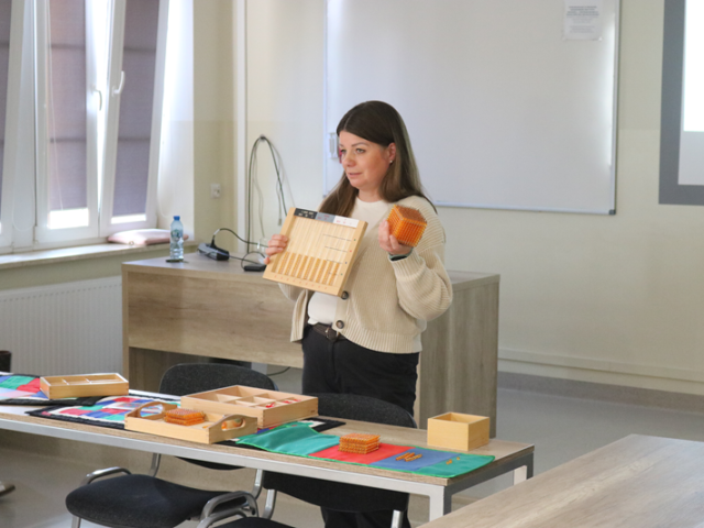 Magdalena Sarnot- Wrzecionowska Z ReED Montessori School Kielce ze studentkami PPW 